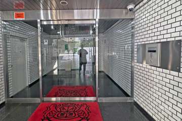 エントランスはオートロック付きです。