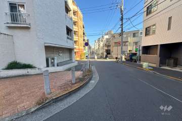 敷地東側の前面道路（南側から）