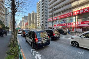 敷地の南東側前面道路（北東側から）