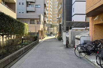 敷地の南西側前面道路（北西側から）