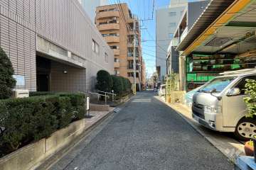 敷地の北西側前面道路（北東側から）