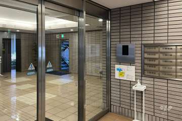 エントランスはオートロック付きです。