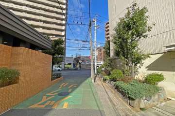 敷地の南西側前面道路（南東側から）