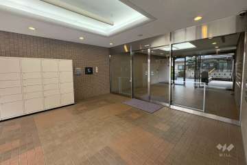 エントランスはオートロック付きです。