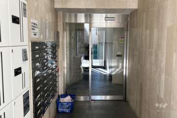 エントランスはオートロック付きです。