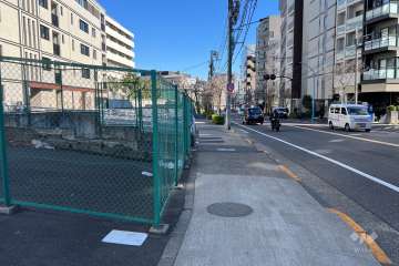 敷地の南側前面道路（西側から）