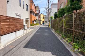 敷地北東側の前面道路（北西側から）