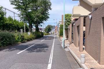 敷地北西側の前面道路（南西側から）