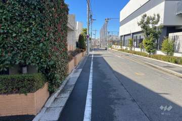 敷地の北西側前面道路（北東側から）
