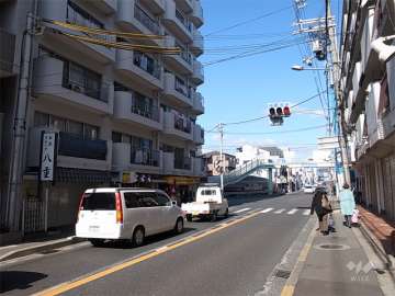 敷地東側は国道176号線に面しています。