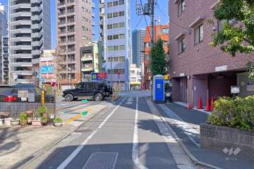 敷地西側の前面道路（南側から）