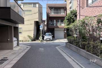 敷地南側の前面道路（東側から）