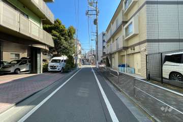 敷地の北側前面道路（西側から）