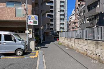 敷地の北東側前面道路（南東側から）