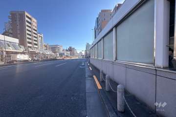 敷地北東側の前面道路（南東側から）
