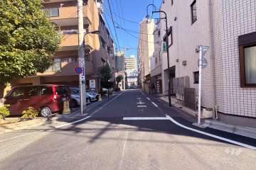 敷地南東側の前面道路（南西側から）