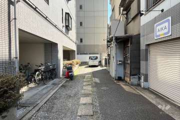 敷地の南西側前面通路路（北西側から）