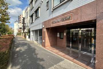 敷地西側の前面道路