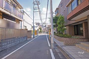 敷地北側の前面道路（西側から）