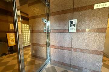 エントランスはオートロック付きです。