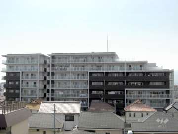 ウェリス塚口ロイヤルアークの外観（東側から）