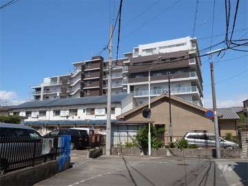周辺は一戸建てが中心に立ち並ぶ静かな住宅地です。