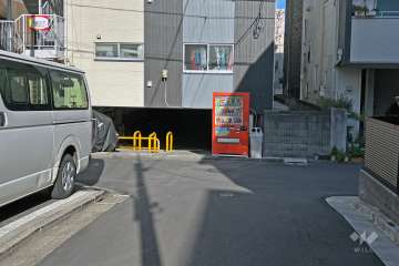 敷地の南側前面道路（西側から）