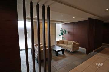 エントランスホールにはソファが設置されています。