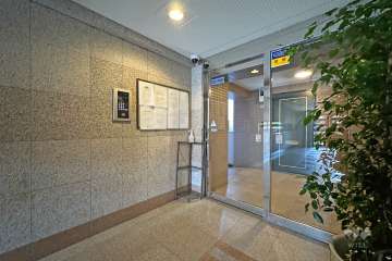 エントランスはオートロック付きです。