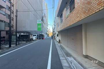 敷地の北西側前面道路（北東側から）