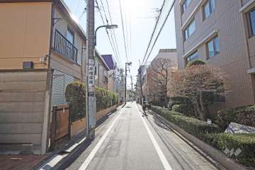 敷地東側の前面道路（北側から）