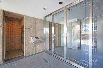 エントランスはオートロック付きです。