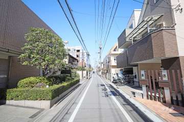 敷地東側の前面道路（南側から）