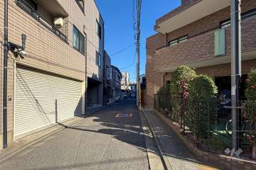 敷地北西側の前面道路（南西側から）