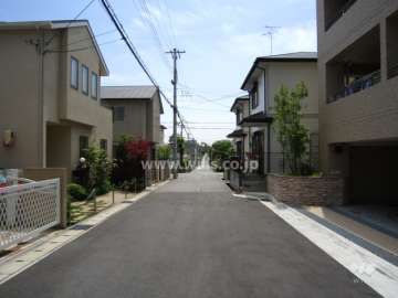 マンション東側の道路
