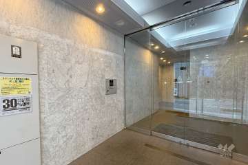 エントランスはオートロック付きです。