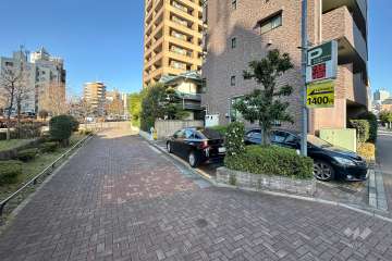 敷地西側の前面道路（南側から）