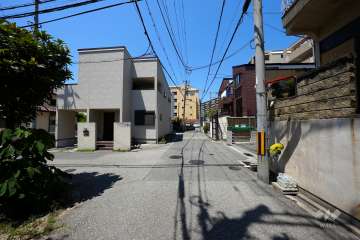 敷地南側の前面道路