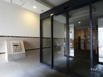 エントランスはオートロック付きです。