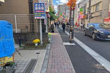 敷地の南西側前面道路は旧中山道です（北西側から）。