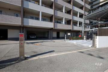 駐車場の出入口（ロボットゲート付き）