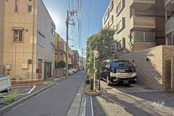 敷地の東側前面道路（北側から）