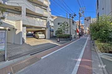 敷地の南側前面道路（西側から）
