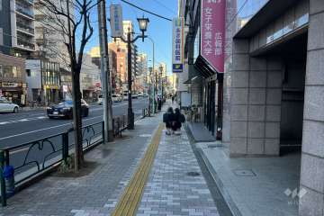 敷地の北西側前面道路（南西側から）