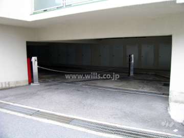 ロボットゲート付きの敷地内駐車場入り口