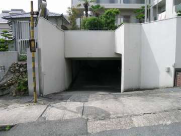 地下にある敷地内駐車場