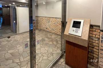 エントランスはオートロック付きです。