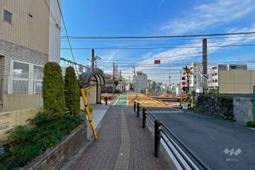 敷地北側の前面道路（東側から）