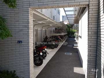 エントランス横にある駐輪場とバイク置き場