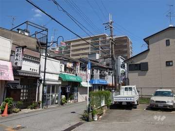 敷地の南西側は店舗と住宅が混在しています。